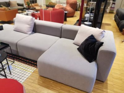 Mags Sofa 3-Sitzer Combination 4 RECHTS / STOFF LINARA 103 / MIT KISSEN Hay AUSSTELLUNGSSTÜCK